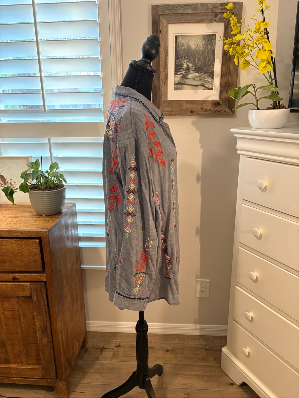 Johnny Was Embroidered Button-Up Shirt, XL - Picture 2 of 9